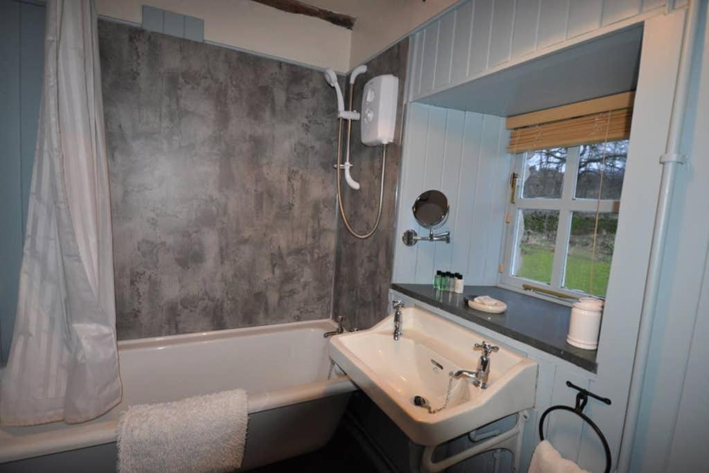 Blairbeg Cottage Blairgowrie and Rattray Exteriör bild